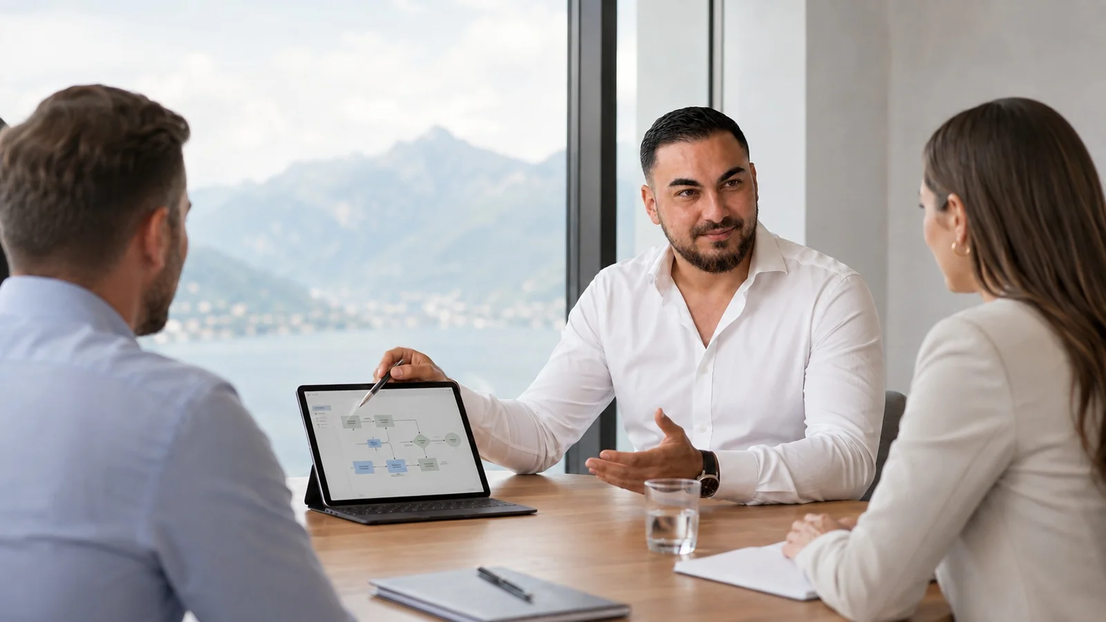 Geschäftsgespräch über automatisierte Büroprozesse und Prozessoptimierung